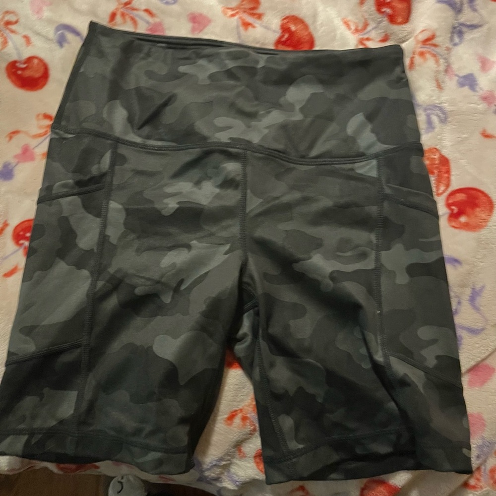 Yogalicious Women's Camouflage Black Bike Shorts